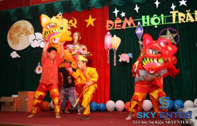 Múa Lân Sư Rồng là một trong những màn trình diễn ấn tượng của trung thu Việt Nam. Với những di chuyển linh hoạt và uyển chuyển của Sư Rồng, mọi người sẽ được thưởng thức một bữa tiệc âm nhạc và múa lân thật sự rất đặc sắc và đầy màu sắc.